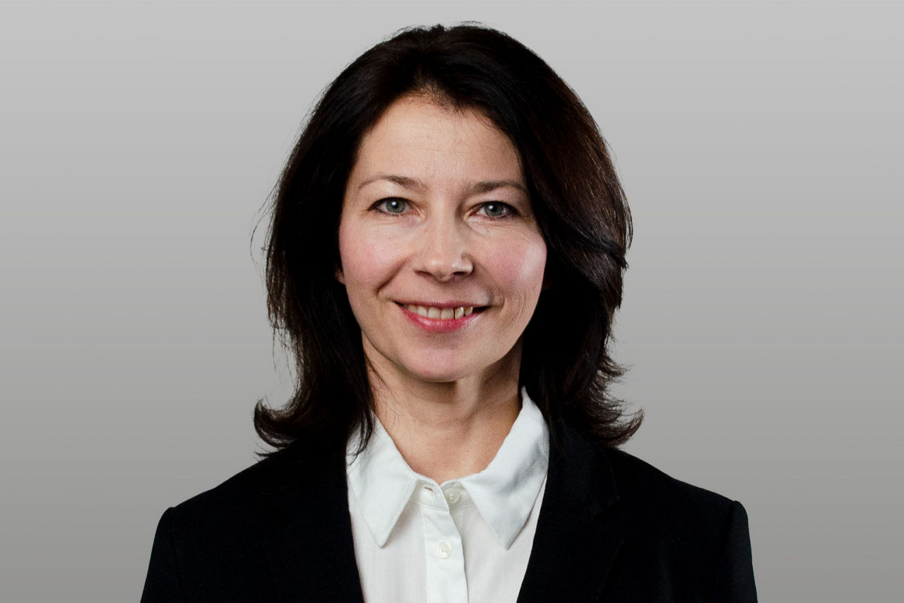 R+V Finanzberater Katharina Kulartz  vor grauen Hintergrund