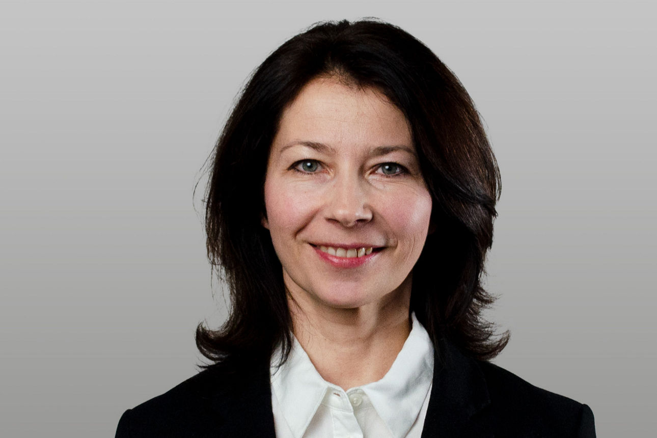 R+V Finanzberaterin Katharina Kulartz  vor grauen Hintergrund