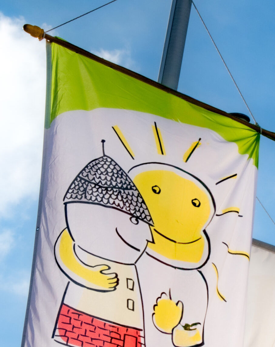 Fahnenmast mit Kurltur im Sommer Flagge