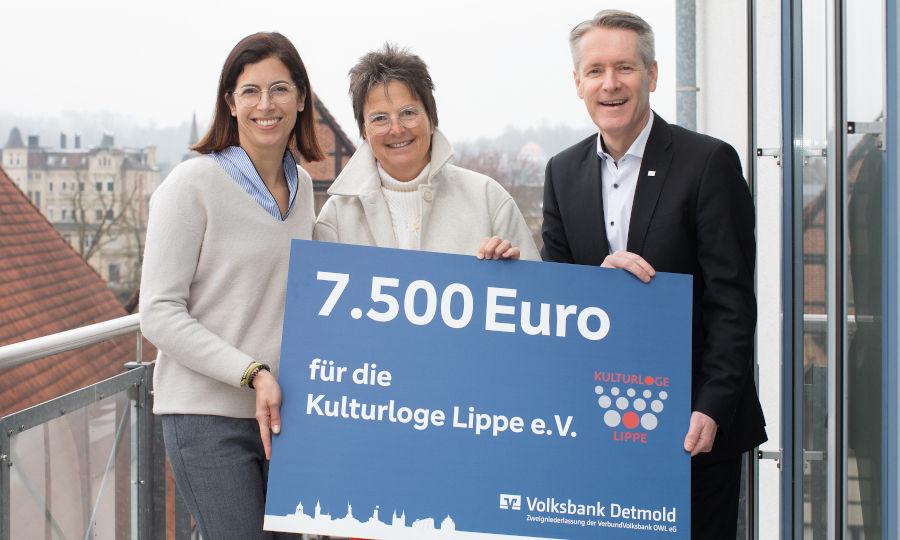 Ein Mann und zwei Frauen halten einen Spendenscheck über 7.500 Euro in den Händen
