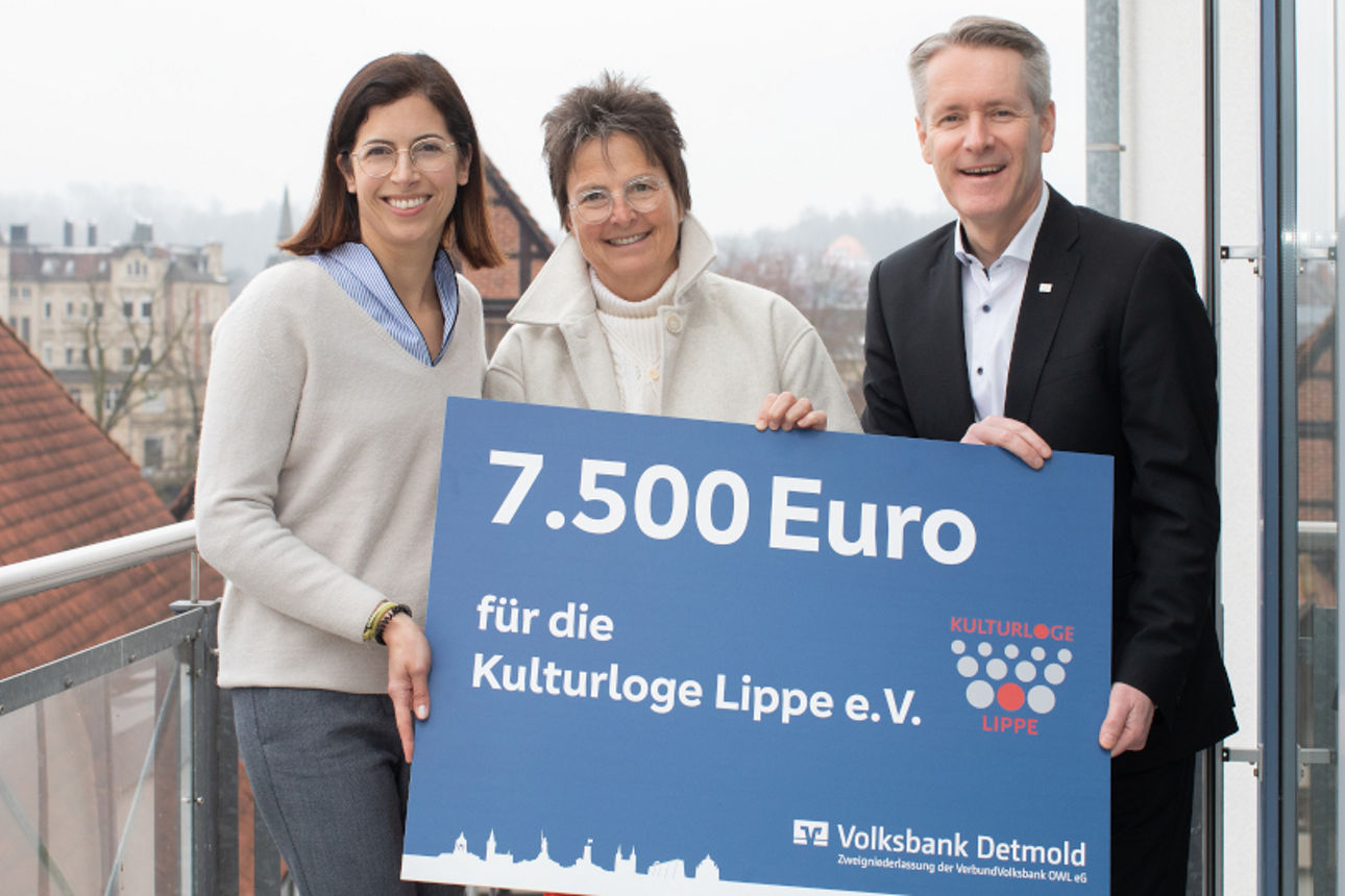 Ein Mann und zwei Frauen halten einen Spendenscheck über 7.500 Euro in den Händen