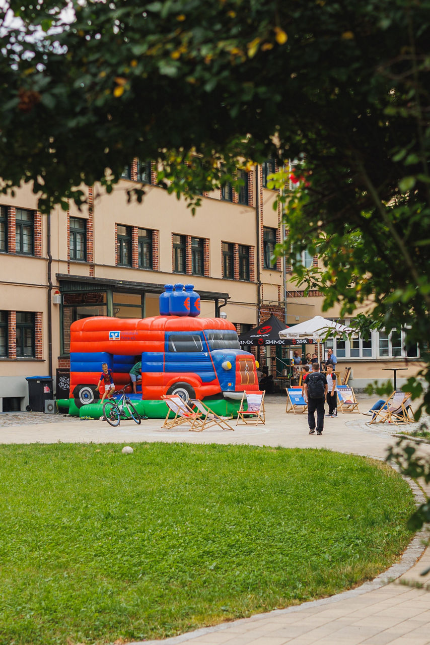 Hüpfburg und Liegestühle im Freien