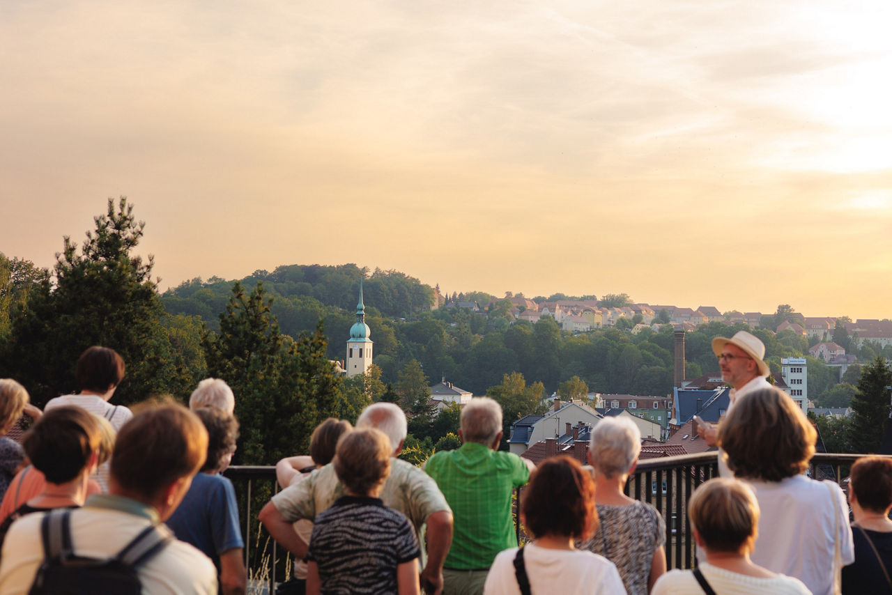 Wanderung mit Menschen und Blick über die Stadt