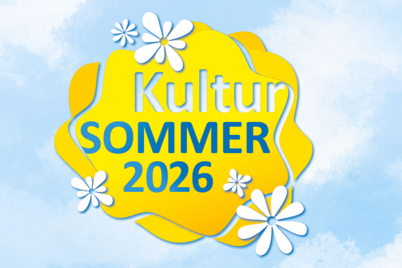 Buntes gelbes Logo mit Blüten auf Wolkenhimmel