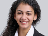 Eine Frau mit braunen lockigen Haaren. Monika Kumar.
