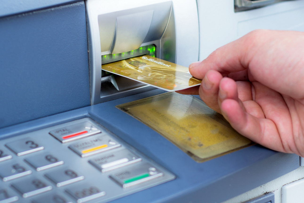 Kunde steckt Bankkarte in Geldautomat
