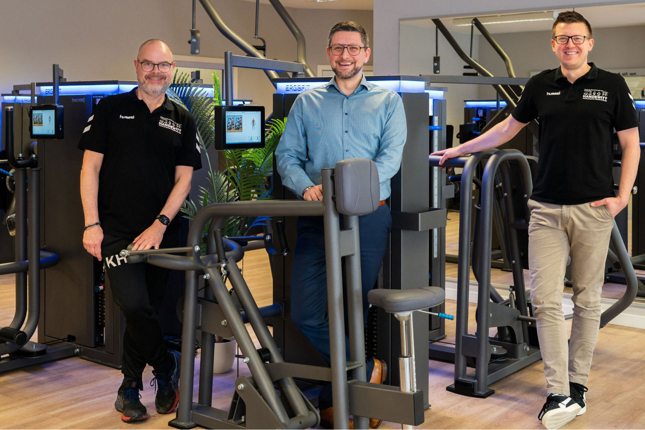 Köchin steht lachend in der Küche