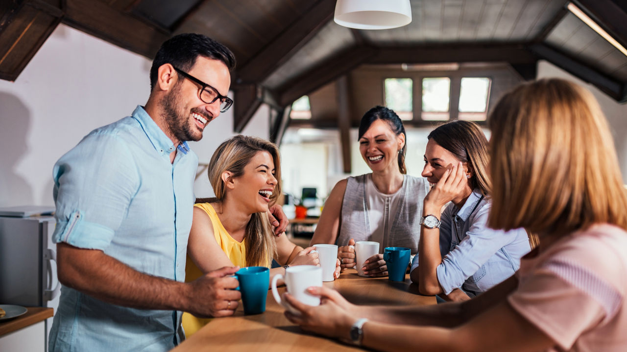 Gruppe von Freunden am Kaffeetisch