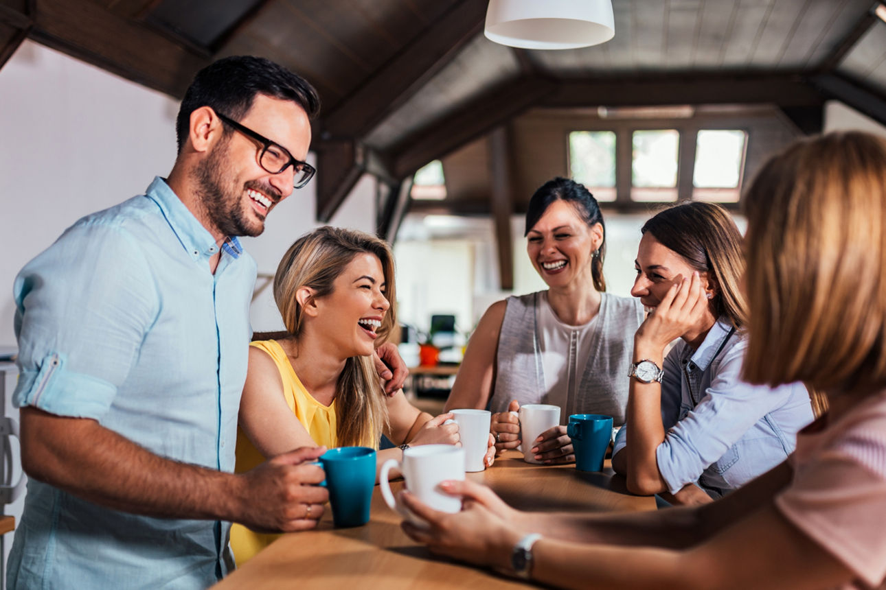 Gruppe von Freunden am Kaffeetisch