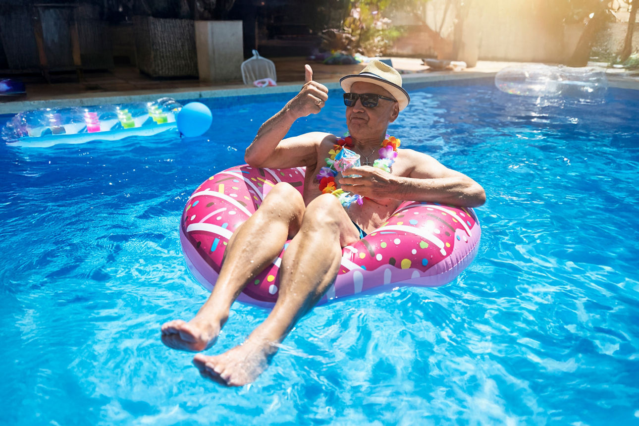 Mann mit Daumen hoch im Pool