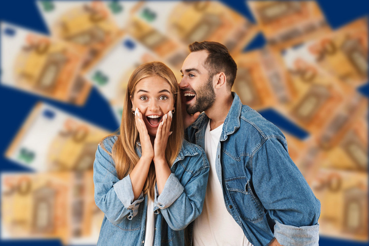 Junger Mann flüstert Frau ins Ohr