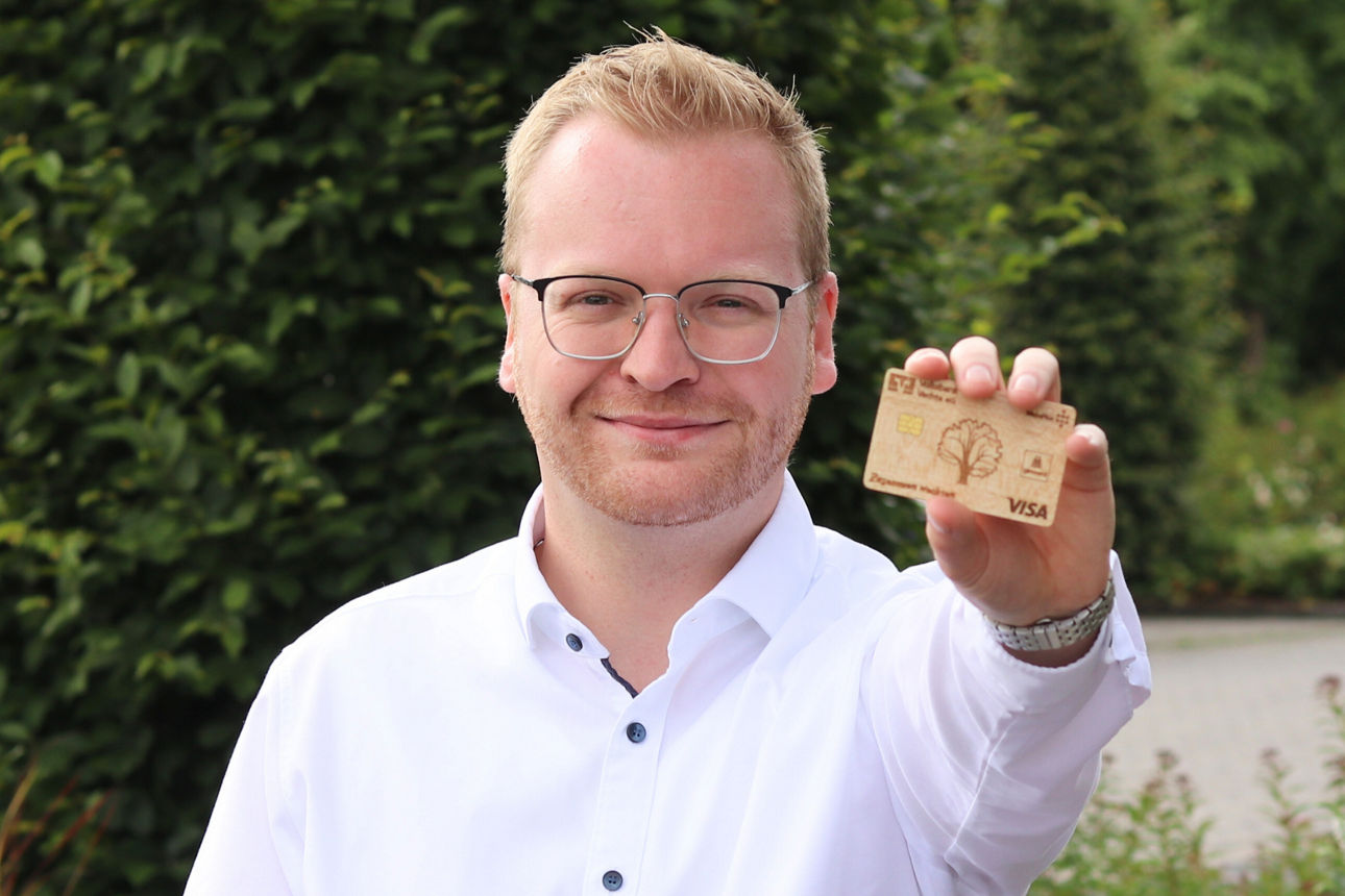 Kundenberater Linus Bröring mit der Holzkarte