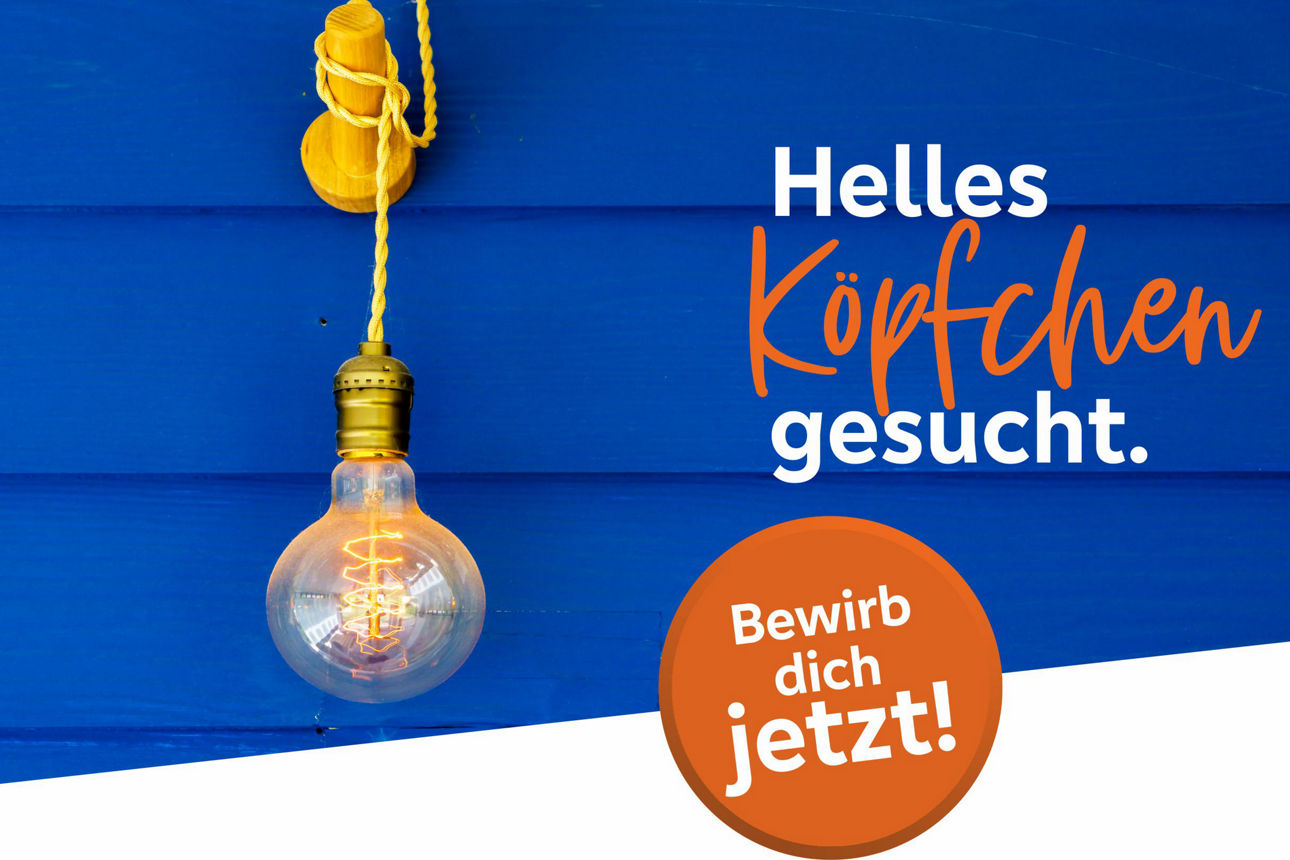 Blauer Hintergrund und im Vordergrund eine Glühbirne