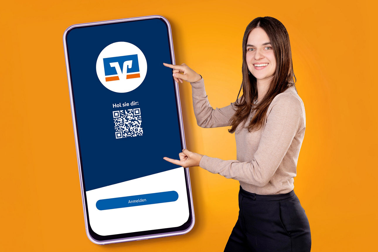 Kundenberaterin Lara Bittl präsentiert Smartphone mit VR Banking App