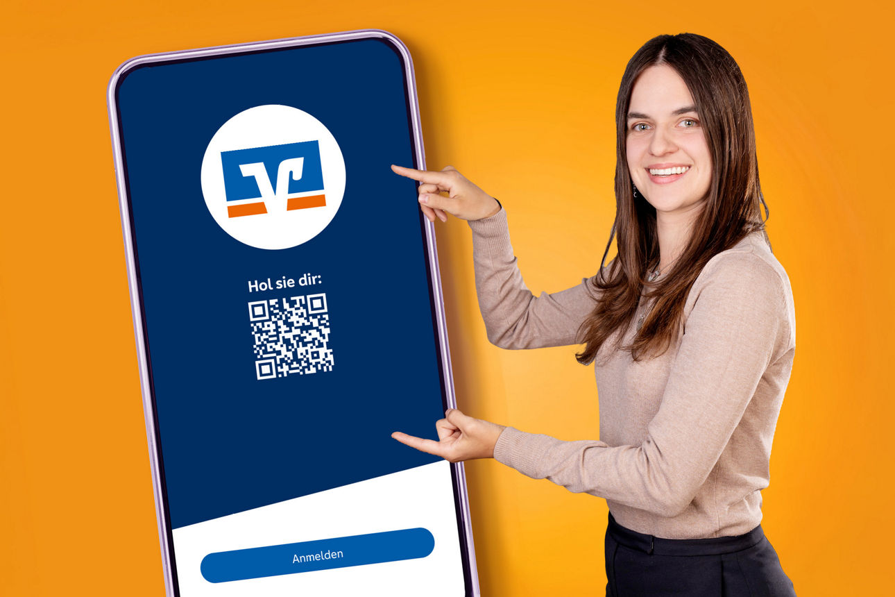 Kundenberaterin Lara Bittl präsentiert Smartphone mit VR Banking App