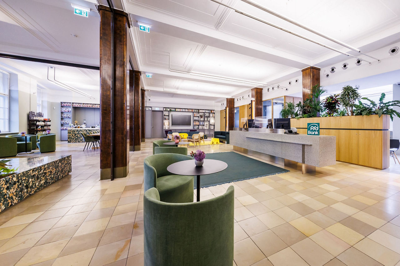 Innenaufnahme des PSD Kundencenters mit Empfangstresen und Café