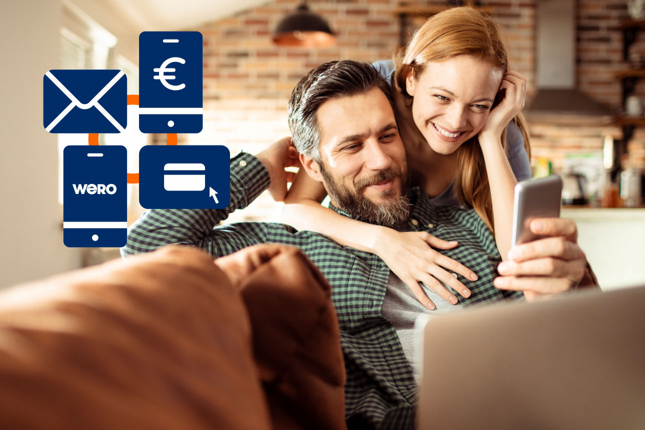 Mann und Frau schauen zusammen auf ein Smartphone