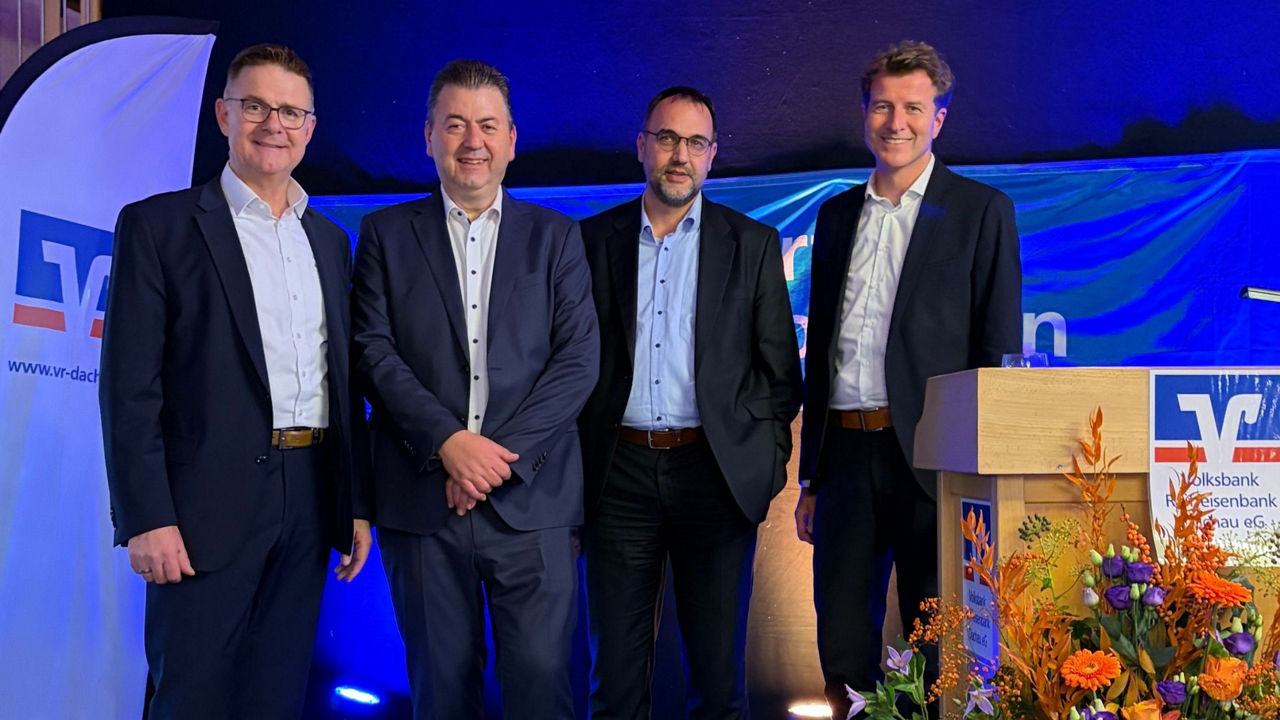 Gruppenbild mit den Vorständen Schöpfel, Zeiler, Berger und Finanzexperte Halver