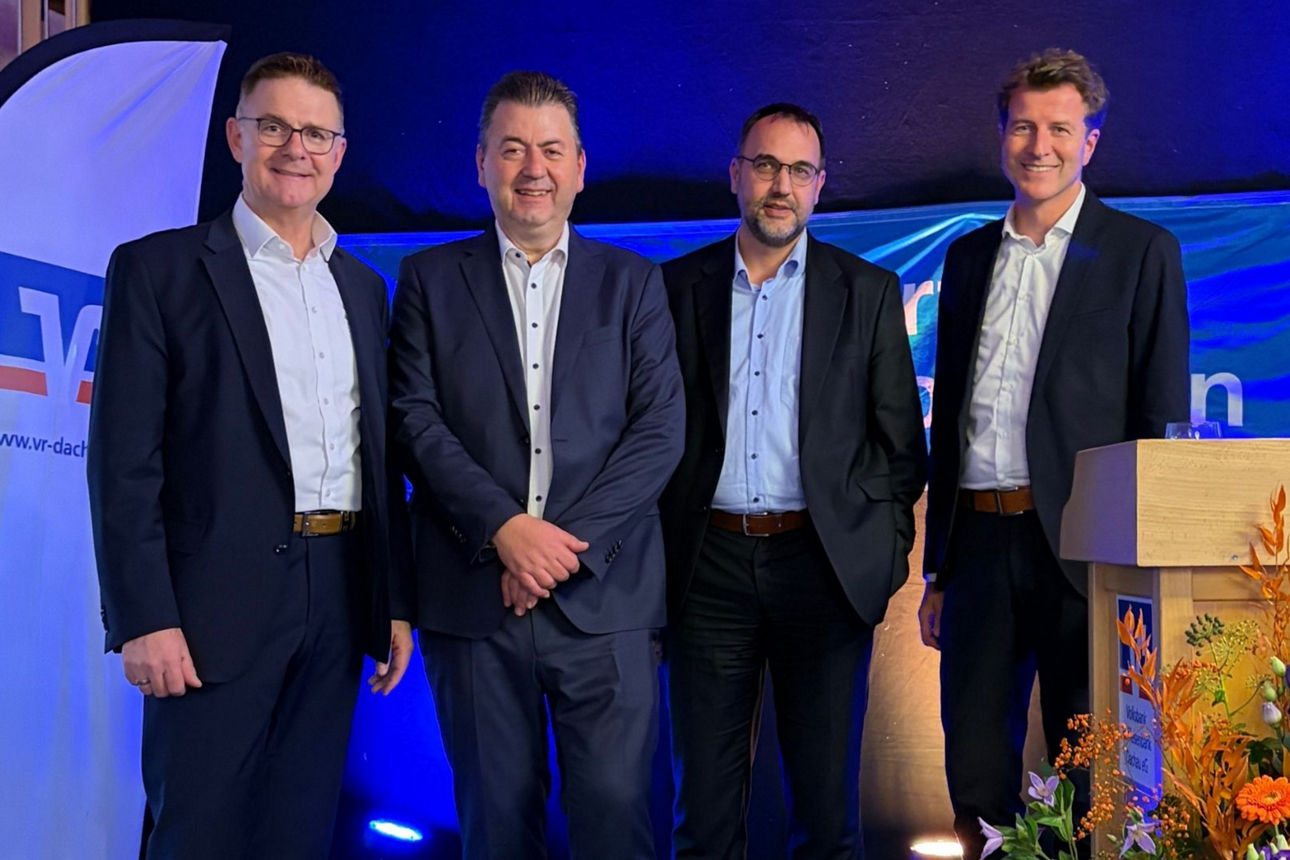 Gruppenbild mit den Vorständen Schöpfel, Zeiler, Berger und Finanzexperte Halver