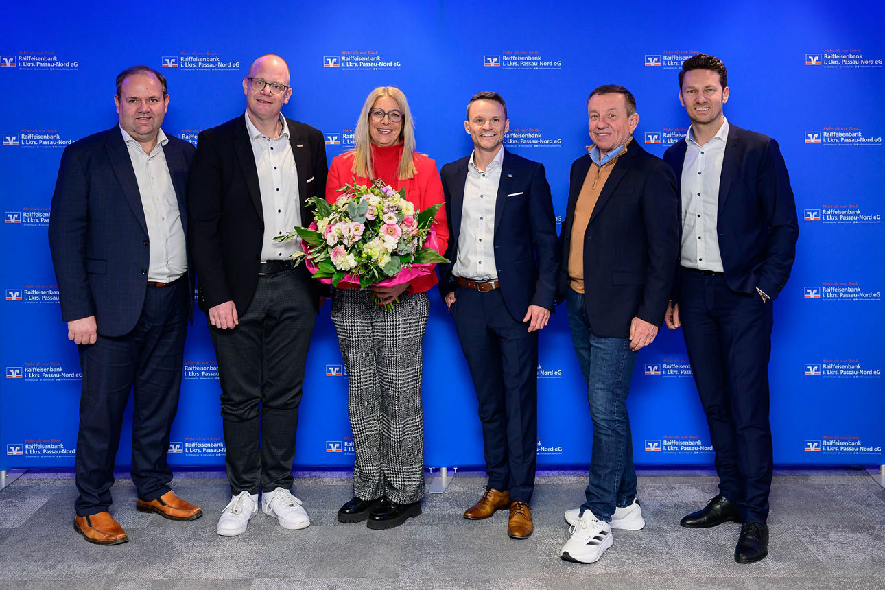 Aufnahme einer Gruppe von Menschen bestehend aus 5 Männern und einer Frau.