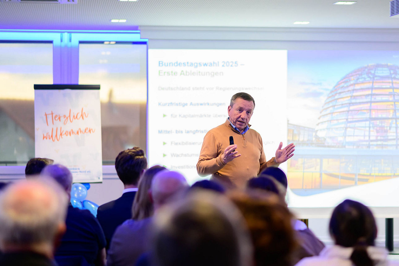 Nahaufnahme des Sprechers vor einem Publikum.