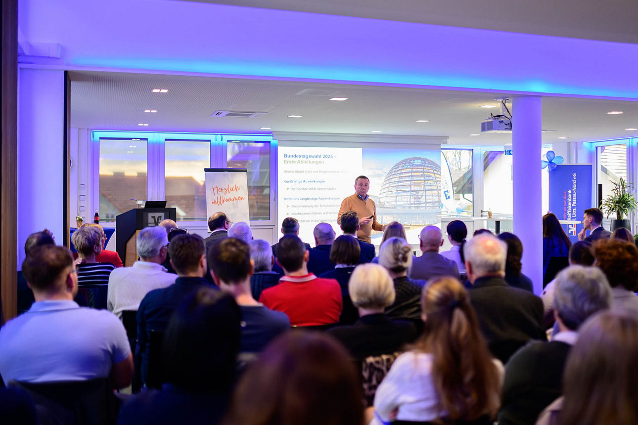 Weiteres Motiv vom Publikum und Sprecher im Hintergrund.