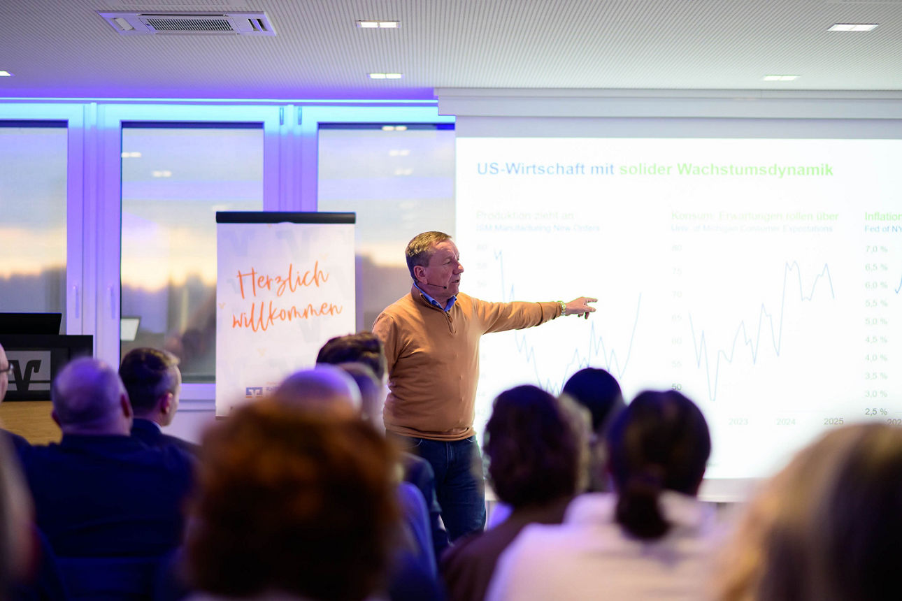 Weiteres Motiv vom Publikum und Sprecher im Hintergrund.