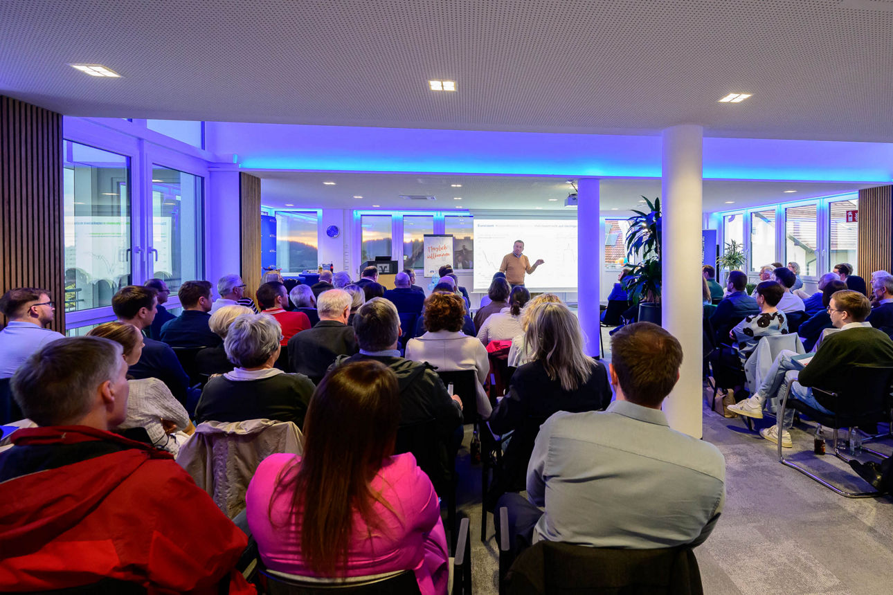 Weiteres Motiv vom Publikum und Sprecher im Hintergrund.