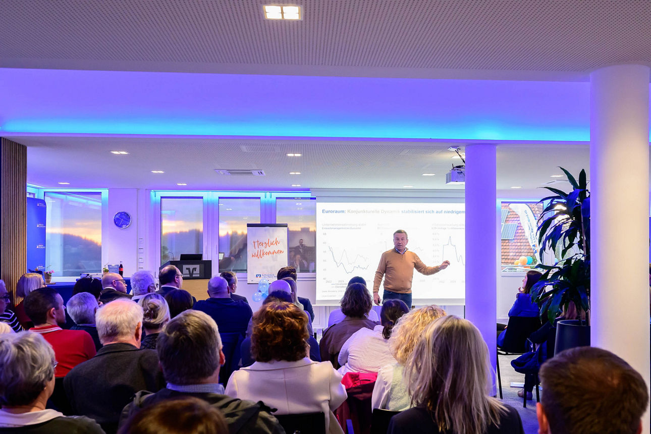 Weiteres Motiv vom Publikum und Sprecher im Hintergrund.