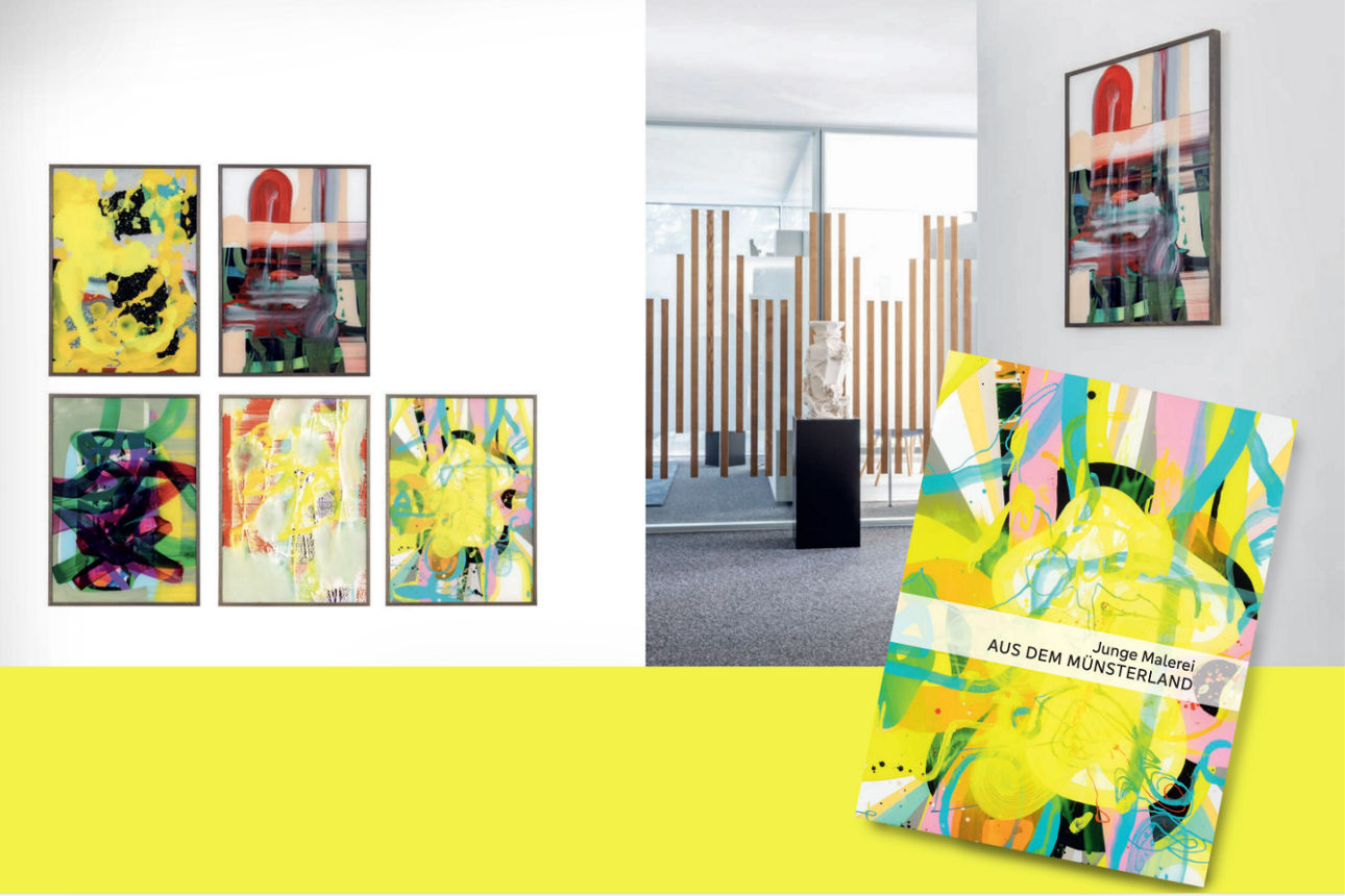 Das Cover von dem Kunstkatalog "Junge Malerei aus dem Münsterland" wird vor einigen Bildern an einer Wand dargestellt.