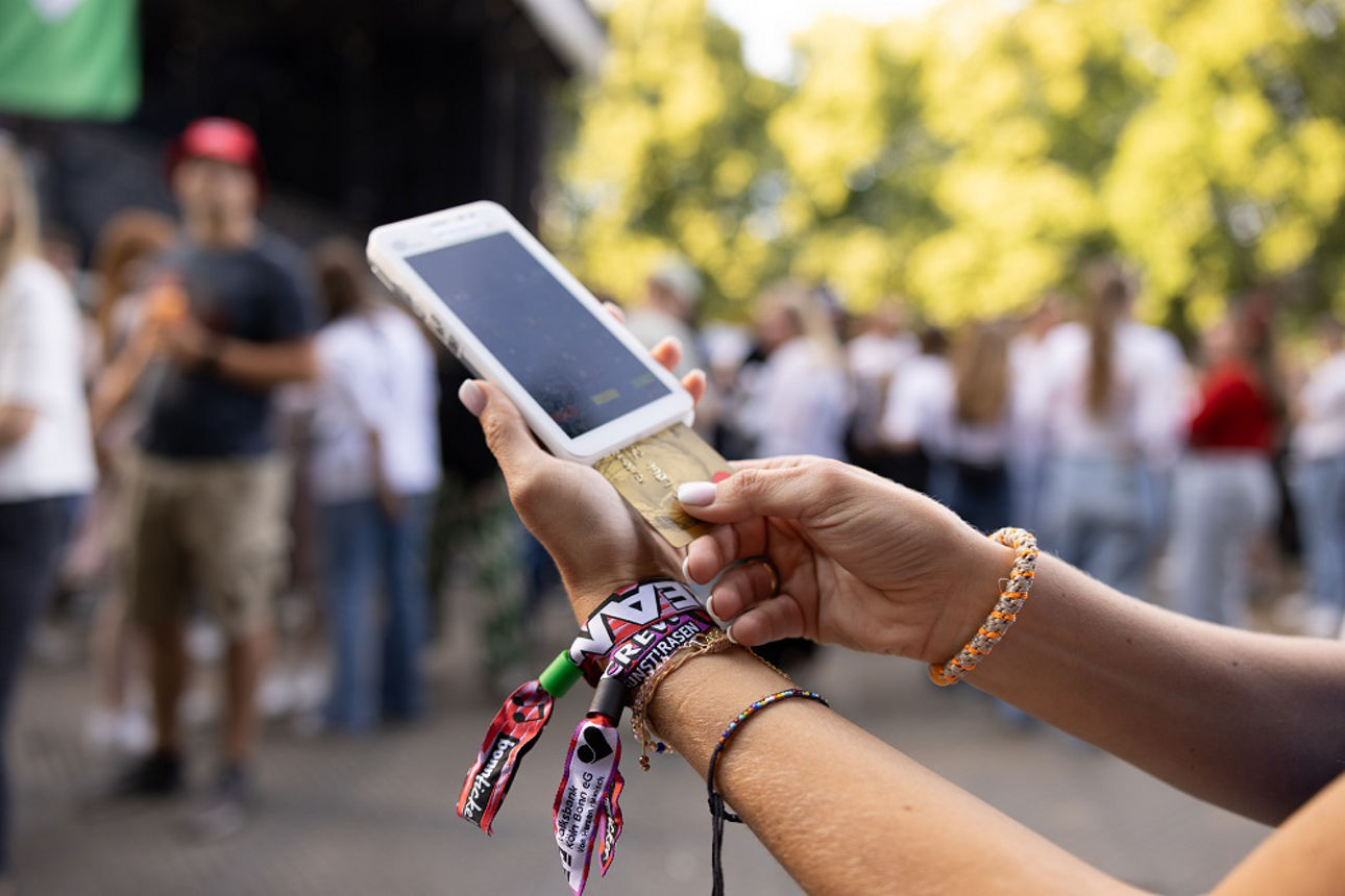 Bezahlterminal mit gesteckter Girocard