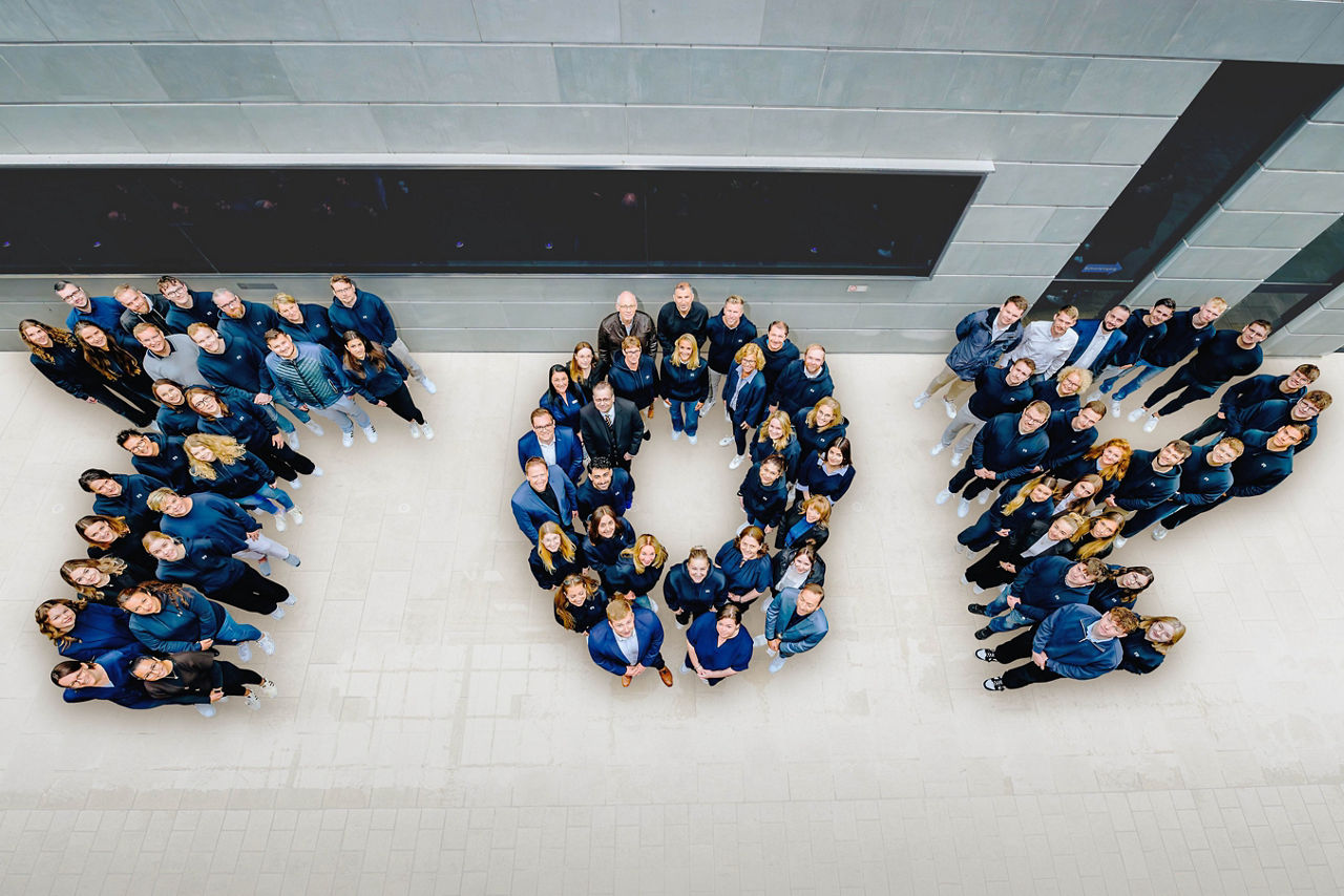 Mitarbeiter der VerbundVolksbank OWL eG bilden das Wort TOP