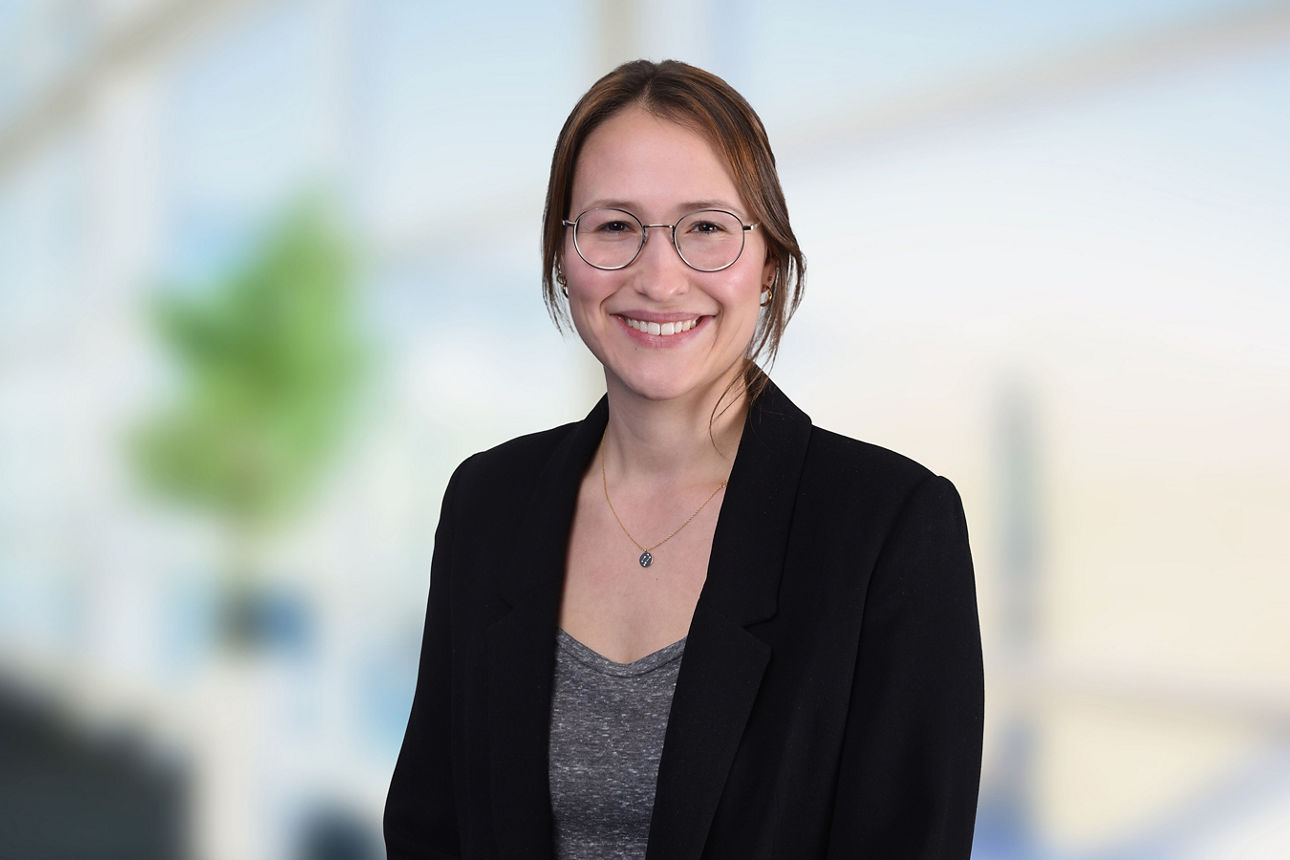 Personalreferentin Janina Kurz im schwarzen Blazer mit grauem Top
