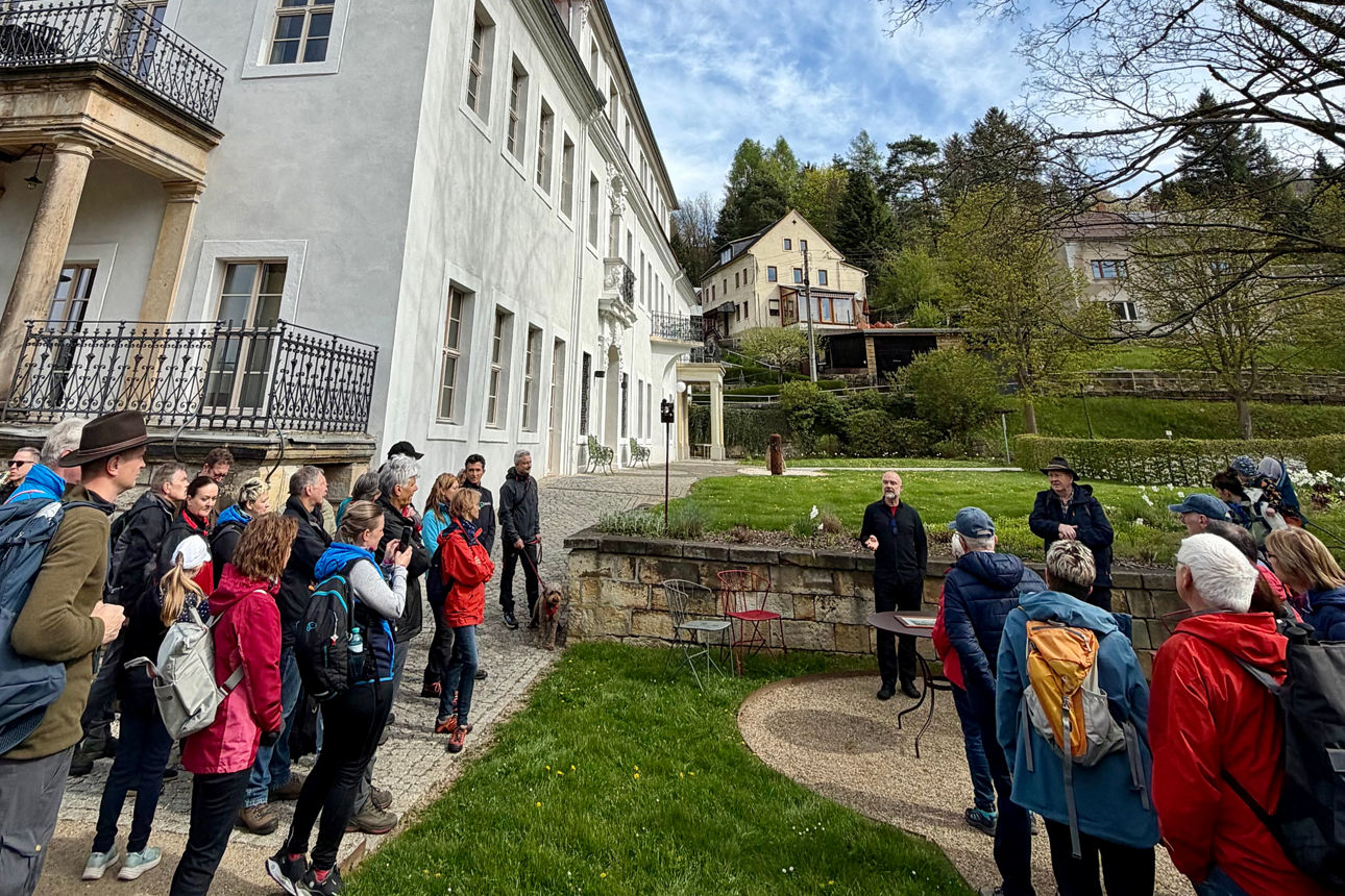 Bei einem kurzen Stopp am Schloss Prossen erfahren die Teilnehmer informatives zur Nutzung.