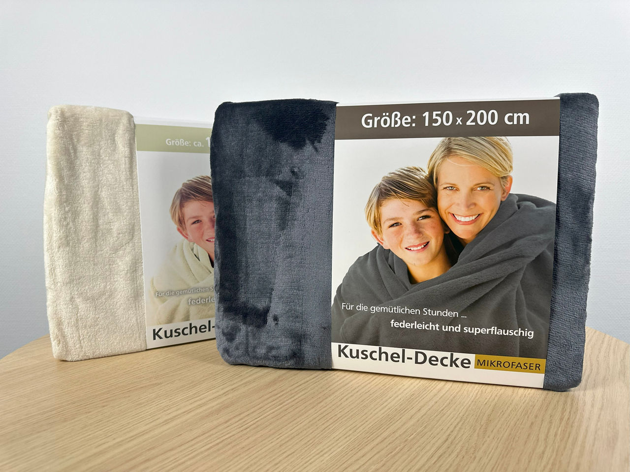Bild der zwei Kuscheldecken in den Farben beige und anthrazit