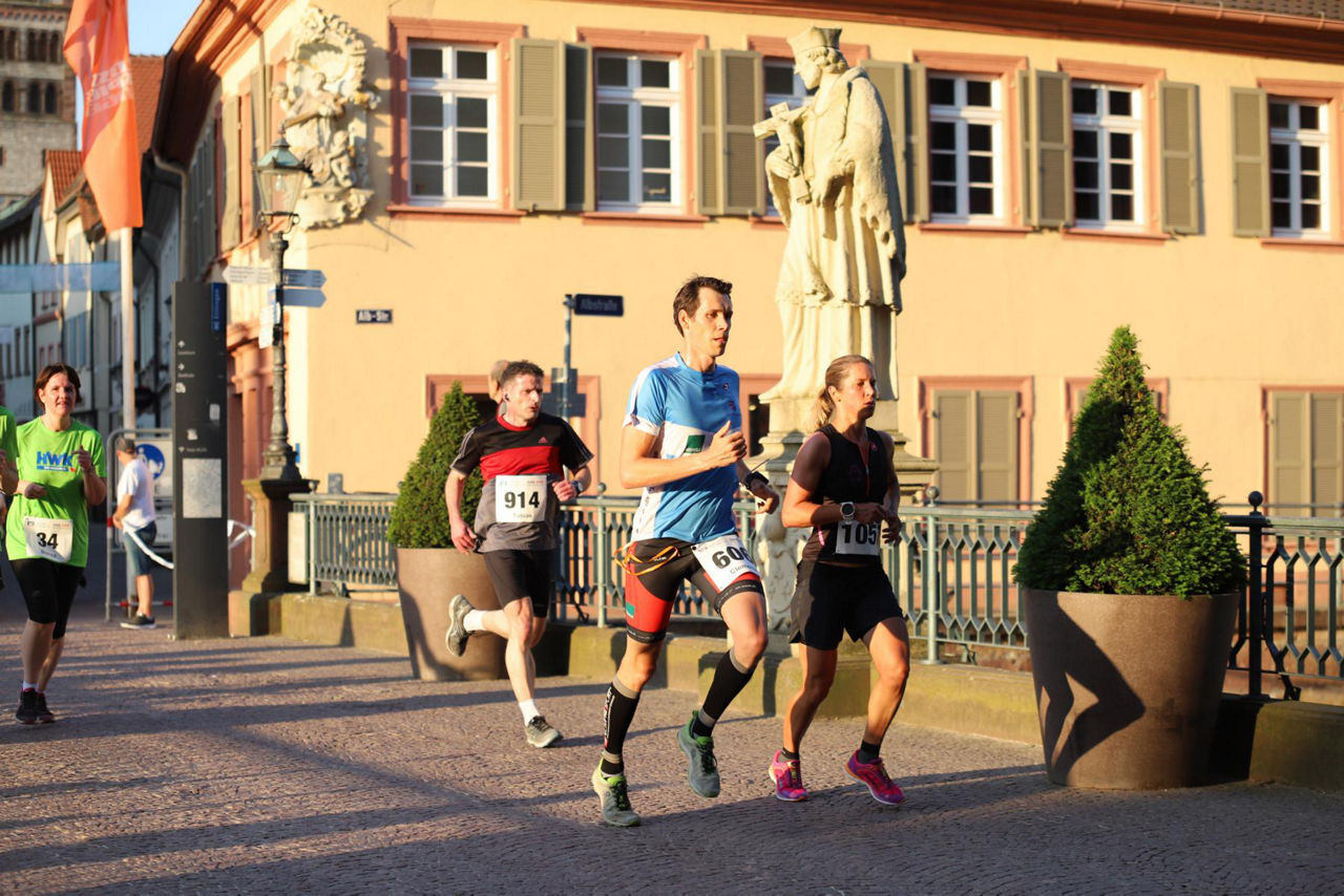 Läufer mit Altstadt Ettlingen im Hintergrund