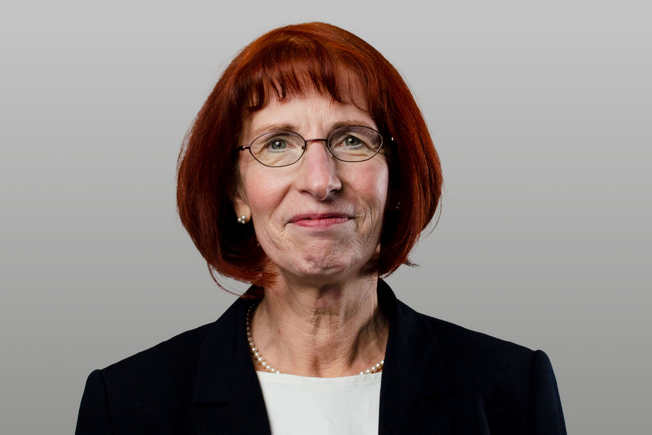 Kundenberaterin Gudrun Löwer vor grauen Hintergrund