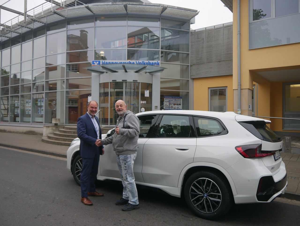 Joachim Lührs aus Burgdorf gewinnt BMW iX1 eDrive 20 bei der Hannoverschen Volksbank