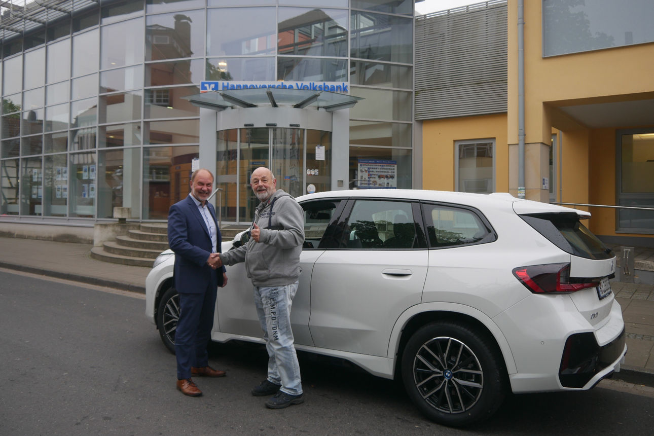 Joachim Lührs aus Burgdorf gewinnt BMW iX1 eDrive 20 bei der Hannoverschen Volksbank