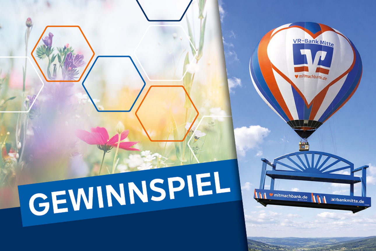 Frau sitzt am Tisch und schaut ein Laptop