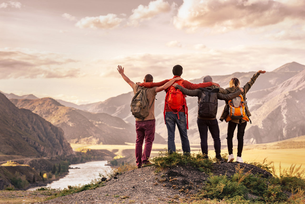 Vier Menschen vor Berg