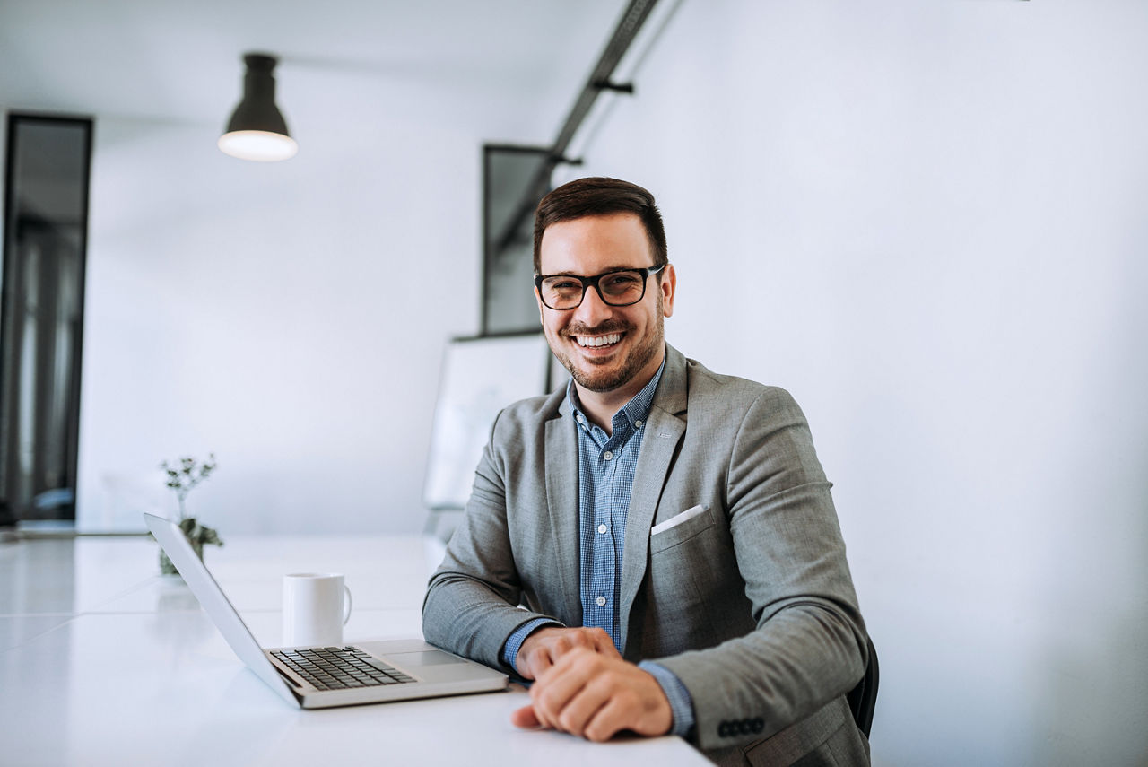 Geschäftsmann mit Laptop