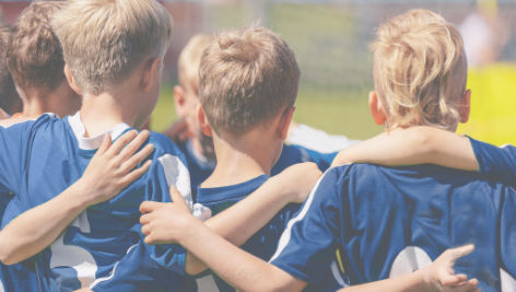 Drei Jungs, die sich im Arm halten 