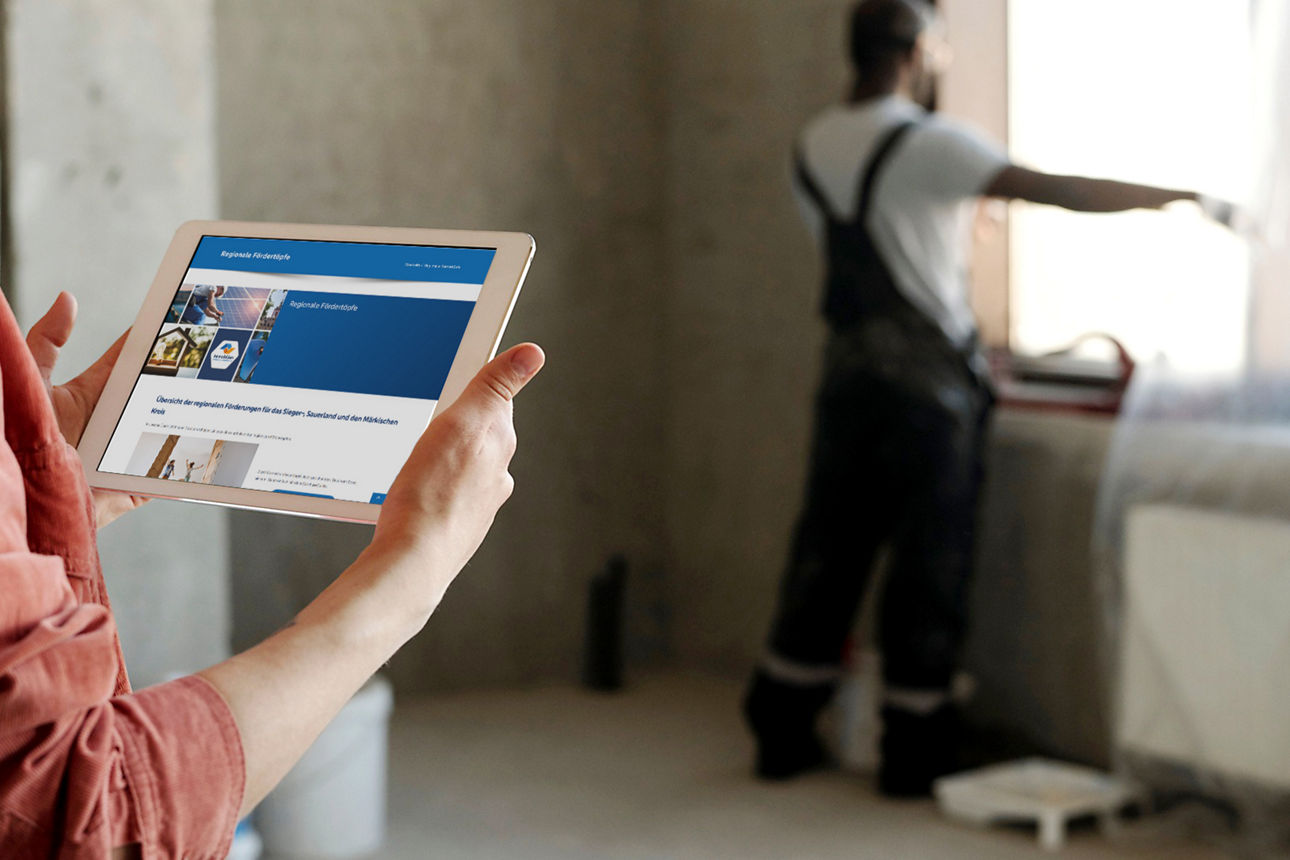 Eine Frau hält ein Tablet in der Hand