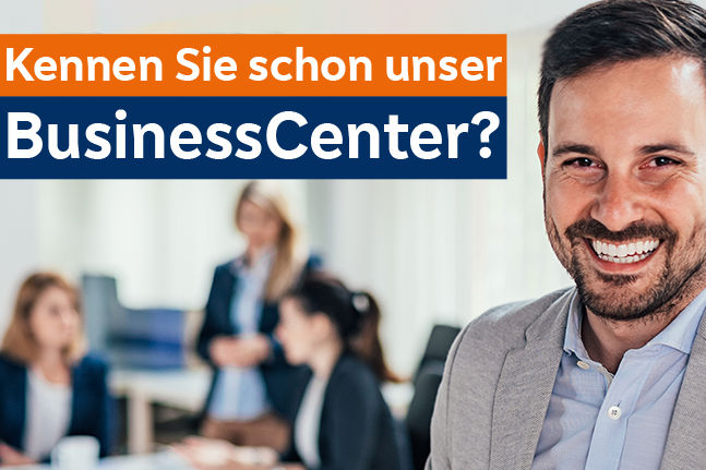 Lachender Geschäftsmann. Im Hintergrund findet eine Konferenz statt. Text auf Bild: Kennen Sie schon unser BusinessCenter?