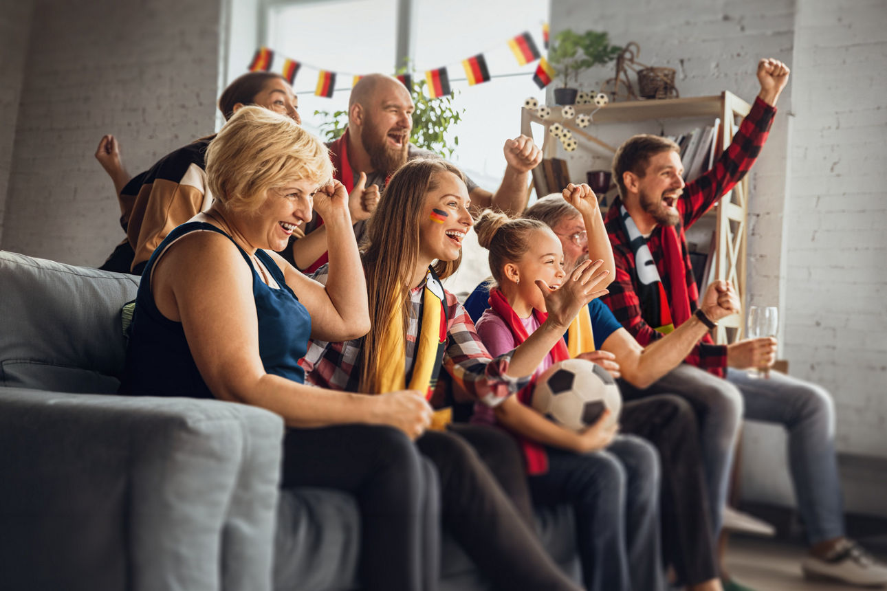 Jubelende Menschen bei einem Deutschland Fußballspiel