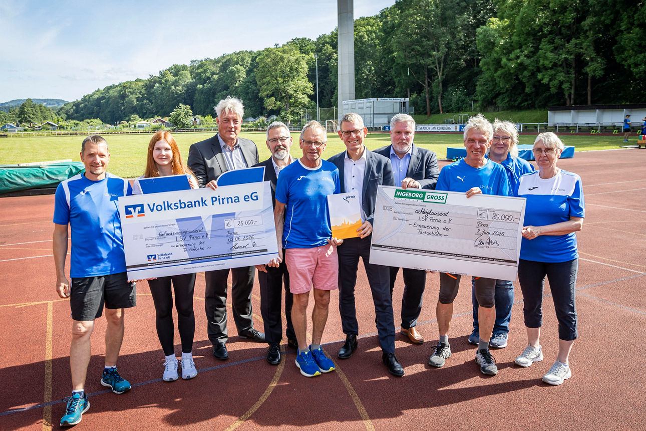 Sportförderung der Stadt Pirna für den LSV Pirna e.V. – 200.000 Euro für die Modernisierung der LeichtathletikanlagenDie Stadt Pirna unterstützt den Leichtathletiksportverein Pirna e.V. (LSV Pirna e.V.) bei der Erneuerung der Leichtathletikanlagen im Stadion „Am Kohlberg“ und gewährt auf Grundlage der Sportförderrichtlinie einen Zuschuss in Höhe von 200.000 Euro. Mit dieser Förderung kann die notwendige Sanierung der Rundlaufbahn einschließlich des Hochsprungsektors und der Weitsprunganlage umgesetzt werden. Nach rund drei Jahrzehnten intensiver Nutzung ist die Oberfläche der Bahn deutlich verschlissen und es sind Unebenheiten entstanden. Um weiterhin sichere Trainings- und Wettkampfbedingungen zu gewährleisten, ist eine Modernisierung erforderlich.Der Verein blickt auf eine Zeit zurück, die von erheblichen Herausforderungen geprägt war. Die umfangreichen Bauarbeiten an der Südumfahrung haben den Trainings- und Wettkampfbetrieb über Jahre hinweg erschwert. Gleichzeitig stand die dringende Sanierung der Laufbahn im Raum, deren Finanzierung sich als anspruchsvolle Aufgabe erwies. Der LSV Pirna hat in dieser Phase mit großem Engagement und hoher Eigeninitiative gehandelt um den Finanzbedarf von insgesamt 333.000 Euro zu sichern. Neben dem Zuschuss der Stadt trägt die Ingeborg‑Gross‑Stiftung, die mit der Schill+Seilacher Saxol GmbH in Pirna verbunden ist, mit ihrer Spende von 80.000 Euro maßgeblich zur Finanzierung bei. Auch die Volksbank Pirna unterstützt das Vorhaben mit 25.000 Euro. Den verbleibenden Eigenanteil übernimmt der Verein.Bürgermeister Markus Dreßler konnte den Fördermittelbescheid der Stadt am 8. Juni 2026 an den Verein übergeben und würdigte dabei das Engagement des Vereins und die gute Zusammenarbeit aller Beteiligten: „Die Erneuerung der in die Jahre gekommenen Laufbahn ist seit vielen Jahren notwendig und ein Wunsch des Vereins. Die Umsetzung war auch, wegen der im Zusammenhang mit dem Neubau der Südumfahrung stehenden Beeinträchtigungen des Sportbetriebs im Kohlbergstadion in den vergangenen Jahren nicht möglich. Umso mehr freue ich mich, dass der Verein nun nach Abschluss der Brückenbauarbeiten mit dem vom Stadtrat beschlossenen Zuschuss, erheblicher Eigenleistungen, einer Spende der Volksbank und der Unterstützung der Ingeborg-Gross-Stiftung diese Maßnahme realisieren kann. Dass wir gemeinsam eine Lösung gefunden haben, zeigt, wie gut Herausforderungen gemeistert werden können, wenn Verwaltung, Ehrenamt und Förderpartner aus der lokalen Wirtschaft an einem Strang ziehen.“Foto: Marko Förster08.06.2026 © Marko FörsterWICHTIGE HINWEISE: Jeder Abdruck ist honorar- und umsatzsteuerpflichtig (7 % Ust.)! Die Weitergabe des Bildmaterials an Dritte ist verboten!
