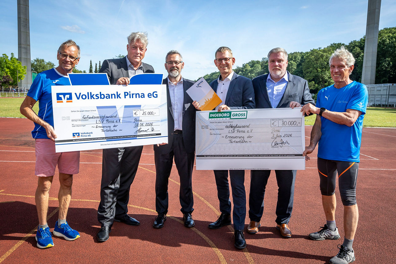 Sportförderung der Stadt Pirna für den LSV Pirna e.V. – 200.000 Euro für die Modernisierung der LeichtathletikanlagenDie Stadt Pirna unterstützt den Leichtathletiksportverein Pirna e.V. (LSV Pirna e.V.) bei der Erneuerung der Leichtathletikanlagen im Stadion „Am Kohlberg“ und gewährt auf Grundlage der Sportförderrichtlinie einen Zuschuss in Höhe von 200.000 Euro. Mit dieser Förderung kann die notwendige Sanierung der Rundlaufbahn einschließlich des Hochsprungsektors und der Weitsprunganlage umgesetzt werden. Nach rund drei Jahrzehnten intensiver Nutzung ist die Oberfläche der Bahn deutlich verschlissen und es sind Unebenheiten entstanden. Um weiterhin sichere Trainings- und Wettkampfbedingungen zu gewährleisten, ist eine Modernisierung erforderlich.Der Verein blickt auf eine Zeit zurück, die von erheblichen Herausforderungen geprägt war. Die umfangreichen Bauarbeiten an der Südumfahrung haben den Trainings- und Wettkampfbetrieb über Jahre hinweg erschwert. Gleichzeitig stand die dringende Sanierung der Laufbahn im Raum, deren Finanzierung sich als anspruchsvolle Aufgabe erwies. Der LSV Pirna hat in dieser Phase mit großem Engagement und hoher Eigeninitiative gehandelt um den Finanzbedarf von insgesamt 333.000 Euro zu sichern. Neben dem Zuschuss der Stadt trägt die Ingeborg‑Gross‑Stiftung, die mit der Schill+Seilacher Saxol GmbH in Pirna verbunden ist, mit ihrer Spende von 80.000 Euro maßgeblich zur Finanzierung bei. Auch die Volksbank Pirna unterstützt das Vorhaben mit 25.000 Euro. Den verbleibenden Eigenanteil übernimmt der Verein.Bürgermeister Markus Dreßler konnte den Fördermittelbescheid der Stadt am 8. Juni 2026 an den Verein übergeben und würdigte dabei das Engagement des Vereins und die gute Zusammenarbeit aller Beteiligten: „Die Erneuerung der in die Jahre gekommenen Laufbahn ist seit vielen Jahren notwendig und ein Wunsch des Vereins. Die Umsetzung war auch, wegen der im Zusammenhang mit dem Neubau der Südumfahrung stehenden Beeinträchtigungen des Sportbetriebs im Kohlbergstadion in den vergangenen Jahren nicht möglich. Umso mehr freue ich mich, dass der Verein nun nach Abschluss der Brückenbauarbeiten mit dem vom Stadtrat beschlossenen Zuschuss, erheblicher Eigenleistungen, einer Spende der Volksbank und der Unterstützung der Ingeborg-Gross-Stiftung diese Maßnahme realisieren kann. Dass wir gemeinsam eine Lösung gefunden haben, zeigt, wie gut Herausforderungen gemeistert werden können, wenn Verwaltung, Ehrenamt und Förderpartner aus der lokalen Wirtschaft an einem Strang ziehen.“Foto: Marko Förster08.06.2026 © Marko FörsterWICHTIGE HINWEISE: Jeder Abdruck ist honorar- und umsatzsteuerpflichtig (7 % Ust.)! Die Weitergabe des Bildmaterials an Dritte ist verboten!