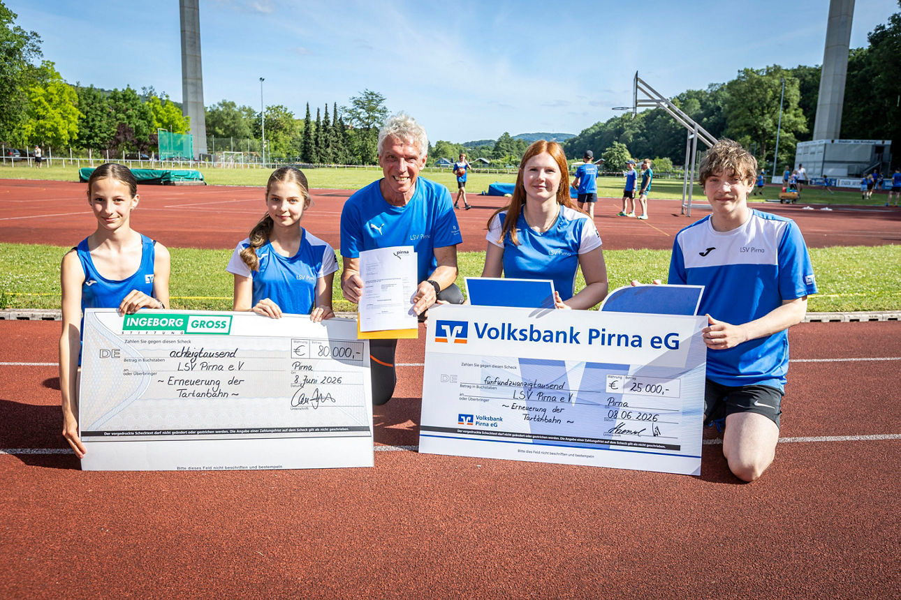 Sportförderung der Stadt Pirna für den LSV Pirna e.V. – 200.000 Euro für die Modernisierung der LeichtathletikanlagenDie Stadt Pirna unterstützt den Leichtathletiksportverein Pirna e.V. (LSV Pirna e.V.) bei der Erneuerung der Leichtathletikanlagen im Stadion „Am Kohlberg“ und gewährt auf Grundlage der Sportförderrichtlinie einen Zuschuss in Höhe von 200.000 Euro. Mit dieser Förderung kann die notwendige Sanierung der Rundlaufbahn einschließlich des Hochsprungsektors und der Weitsprunganlage umgesetzt werden. Nach rund drei Jahrzehnten intensiver Nutzung ist die Oberfläche der Bahn deutlich verschlissen und es sind Unebenheiten entstanden. Um weiterhin sichere Trainings- und Wettkampfbedingungen zu gewährleisten, ist eine Modernisierung erforderlich.Der Verein blickt auf eine Zeit zurück, die von erheblichen Herausforderungen geprägt war. Die umfangreichen Bauarbeiten an der Südumfahrung haben den Trainings- und Wettkampfbetrieb über Jahre hinweg erschwert. Gleichzeitig stand die dringende Sanierung der Laufbahn im Raum, deren Finanzierung sich als anspruchsvolle Aufgabe erwies. Der LSV Pirna hat in dieser Phase mit großem Engagement und hoher Eigeninitiative gehandelt um den Finanzbedarf von insgesamt 333.000 Euro zu sichern. Neben dem Zuschuss der Stadt trägt die Ingeborg‑Gross‑Stiftung, die mit der Schill+Seilacher Saxol GmbH in Pirna verbunden ist, mit ihrer Spende von 80.000 Euro maßgeblich zur Finanzierung bei. Auch die Volksbank Pirna unterstützt das Vorhaben mit 25.000 Euro. Den verbleibenden Eigenanteil übernimmt der Verein.Bürgermeister Markus Dreßler konnte den Fördermittelbescheid der Stadt am 8. Juni 2026 an den Verein übergeben und würdigte dabei das Engagement des Vereins und die gute Zusammenarbeit aller Beteiligten: „Die Erneuerung der in die Jahre gekommenen Laufbahn ist seit vielen Jahren notwendig und ein Wunsch des Vereins. Die Umsetzung war auch, wegen der im Zusammenhang mit dem Neubau der Südumfahrung stehenden Beeinträchtigungen des Sportbetriebs im Kohlbergstadion in den vergangenen Jahren nicht möglich. Umso mehr freue ich mich, dass der Verein nun nach Abschluss der Brückenbauarbeiten mit dem vom Stadtrat beschlossenen Zuschuss, erheblicher Eigenleistungen, einer Spende der Volksbank und der Unterstützung der Ingeborg-Gross-Stiftung diese Maßnahme realisieren kann. Dass wir gemeinsam eine Lösung gefunden haben, zeigt, wie gut Herausforderungen gemeistert werden können, wenn Verwaltung, Ehrenamt und Förderpartner aus der lokalen Wirtschaft an einem Strang ziehen.“im Foto: Nele (U16, Sportlerin), Teresa (U14 Sportlerin)Frank Losinski (LSV, stellv. Vorsitzender, Trainer), Lara Leuschke (21, Trainerin U14 und U16) und Leon (U18 Sportler), v.l.n.r.Foto: Marko Förster08.06.2026 © Marko FörsterWICHTIGE HINWEISE: Jeder Abdruck ist honorar- und umsatzsteuerpflichtig (7 % Ust.)! Die Weitergabe des Bildmaterials an Dritte ist verboten!