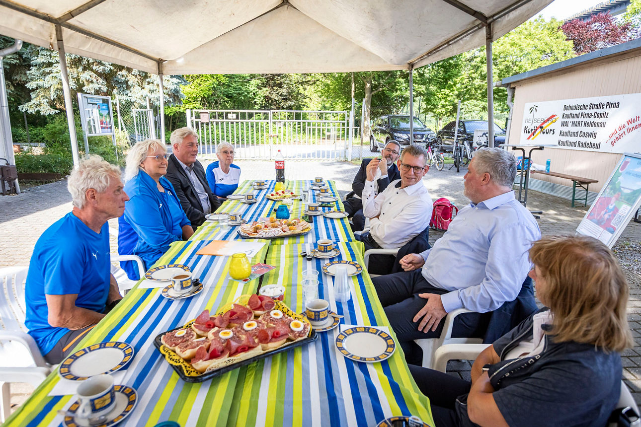 Sportförderung der Stadt Pirna für den LSV Pirna e.V. – 200.000 Euro für die Modernisierung der LeichtathletikanlagenDie Stadt Pirna unterstützt den Leichtathletiksportverein Pirna e.V. (LSV Pirna e.V.) bei der Erneuerung der Leichtathletikanlagen im Stadion „Am Kohlberg“ und gewährt auf Grundlage der Sportförderrichtlinie einen Zuschuss in Höhe von 200.000 Euro. Mit dieser Förderung kann die notwendige Sanierung der Rundlaufbahn einschließlich des Hochsprungsektors und der Weitsprunganlage umgesetzt werden. Nach rund drei Jahrzehnten intensiver Nutzung ist die Oberfläche der Bahn deutlich verschlissen und es sind Unebenheiten entstanden. Um weiterhin sichere Trainings- und Wettkampfbedingungen zu gewährleisten, ist eine Modernisierung erforderlich.Der Verein blickt auf eine Zeit zurück, die von erheblichen Herausforderungen geprägt war. Die umfangreichen Bauarbeiten an der Südumfahrung haben den Trainings- und Wettkampfbetrieb über Jahre hinweg erschwert. Gleichzeitig stand die dringende Sanierung der Laufbahn im Raum, deren Finanzierung sich als anspruchsvolle Aufgabe erwies. Der LSV Pirna hat in dieser Phase mit großem Engagement und hoher Eigeninitiative gehandelt um den Finanzbedarf von insgesamt 333.000 Euro zu sichern. Neben dem Zuschuss der Stadt trägt die Ingeborg‑Gross‑Stiftung, die mit der Schill+Seilacher Saxol GmbH in Pirna verbunden ist, mit ihrer Spende von 80.000 Euro maßgeblich zur Finanzierung bei. Auch die Volksbank Pirna unterstützt das Vorhaben mit 25.000 Euro. Den verbleibenden Eigenanteil übernimmt der Verein.Bürgermeister Markus Dreßler konnte den Fördermittelbescheid der Stadt am 8. Juni 2026 an den Verein übergeben und würdigte dabei das Engagement des Vereins und die gute Zusammenarbeit aller Beteiligten: „Die Erneuerung der in die Jahre gekommenen Laufbahn ist seit vielen Jahren notwendig und ein Wunsch des Vereins. Die Umsetzung war auch, wegen der im Zusammenhang mit dem Neubau der Südumfahrung stehenden Beeinträchtigungen des Sportbetriebs im Kohlbergstadion in den vergangenen Jahren nicht möglich. Umso mehr freue ich mich, dass der Verein nun nach Abschluss der Brückenbauarbeiten mit dem vom Stadtrat beschlossenen Zuschuss, erheblicher Eigenleistungen, einer Spende der Volksbank und der Unterstützung der Ingeborg-Gross-Stiftung diese Maßnahme realisieren kann. Dass wir gemeinsam eine Lösung gefunden haben, zeigt, wie gut Herausforderungen gemeistert werden können, wenn Verwaltung, Ehrenamt und Förderpartner aus der lokalen Wirtschaft an einem Strang ziehen.“Foto: Marko Förster08.06.2026 © Marko FörsterWICHTIGE HINWEISE: Jeder Abdruck ist honorar- und umsatzsteuerpflichtig (7 % Ust.)! Die Weitergabe des Bildmaterials an Dritte ist verboten!